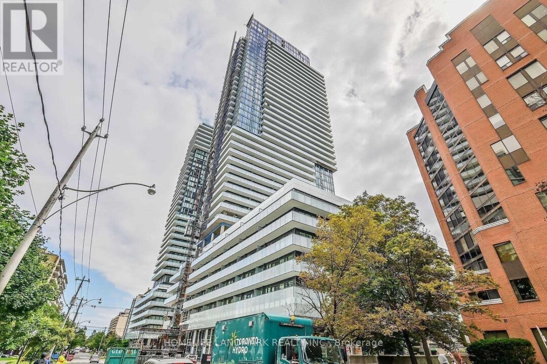 161-1161 Roehampton Ave in Toronto, ON - Building Photo