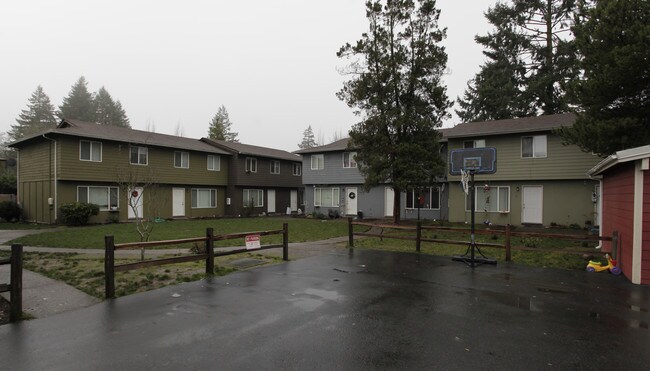 Garden Court Apartments in Newberg, OR - Foto de edificio - Building Photo