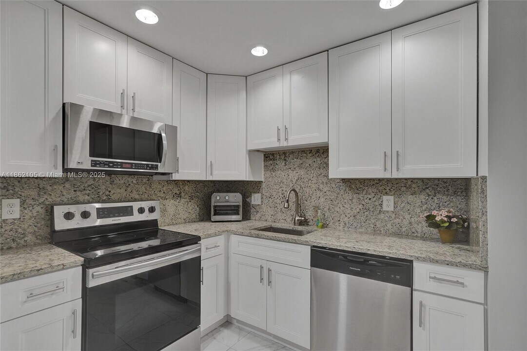 4821 NW 22nd Ct in Lauderhill, FL - Building Photo