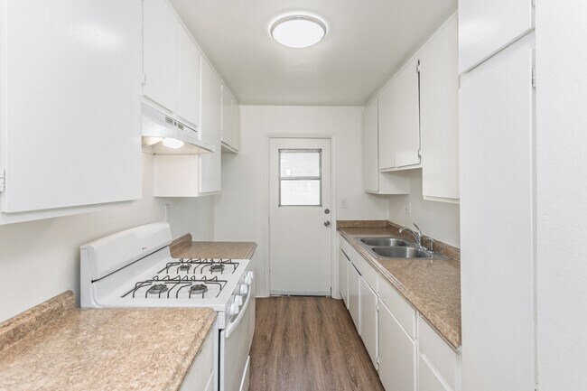 1375 Temple Ave. in Long Beach, CA - Foto de edificio - Interior Photo