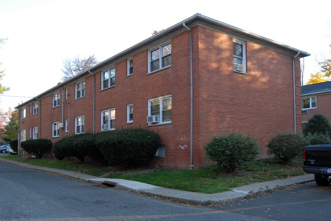 Courtland Garden Apartments in Pearl River, NY - Building Photo - Building Photo