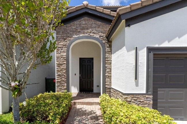 635 NE 191st Terrace in Miami, FL - Building Photo - Building Photo