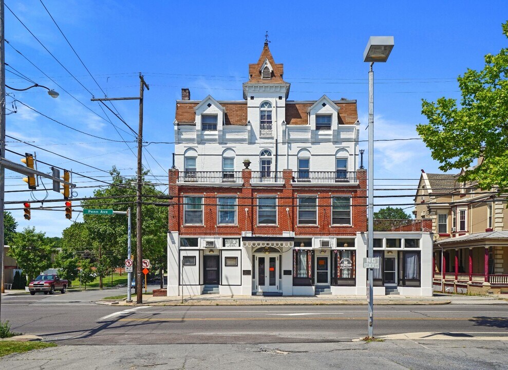5 E Penn Ave in Wernersville, PA - Foto de edificio