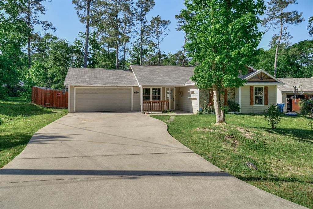 10685 Royal Cavins Dr in Conroe, TX - Building Photo