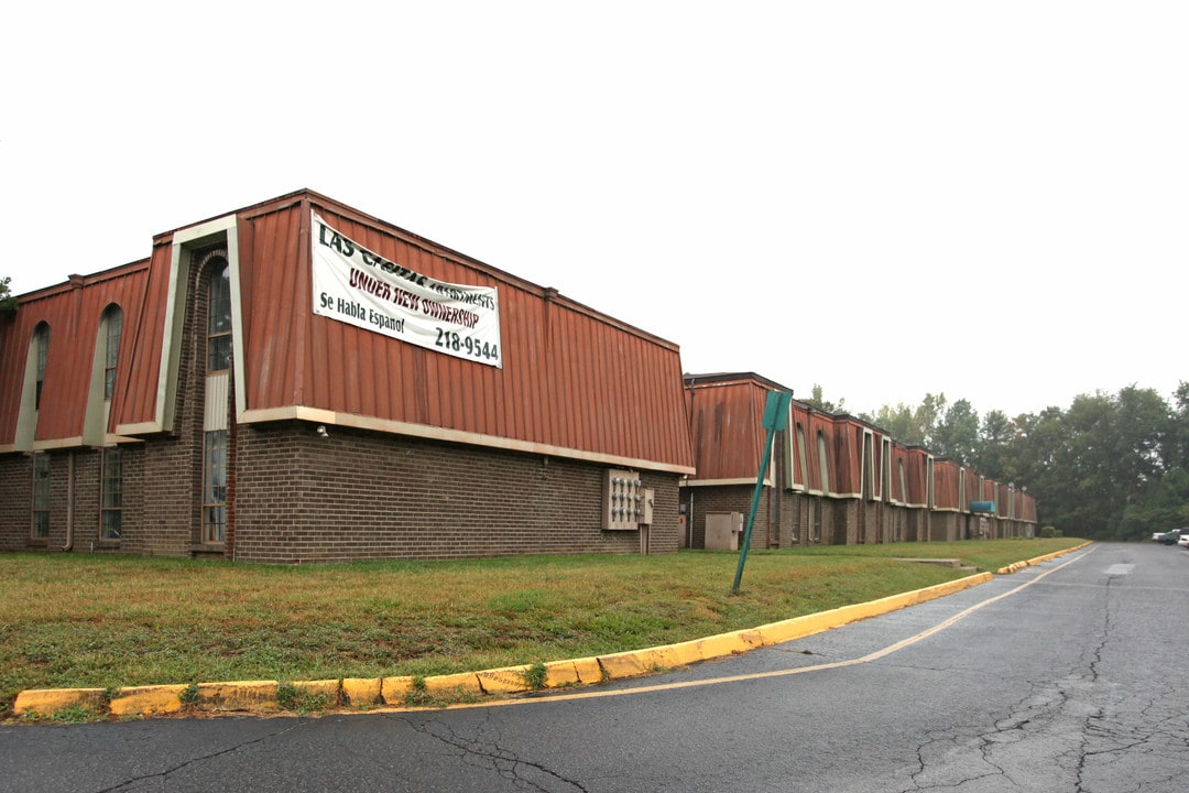 Las Casitas Apartments in Jeffersonville, IN - Building Photo