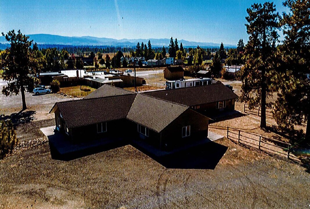 231 Heacock Ave in Florence, MT - Foto de edificio