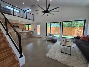 1112 W N Loop Blvd in Austin, TX - Building Photo - Building Photo