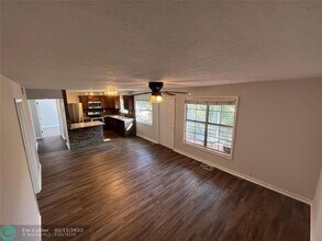 317 SE 11th Ave in Pompano Beach, FL - Foto de edificio - Building Photo