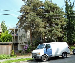 3238 21st Ave W in Seattle, WA - Building Photo - Building Photo