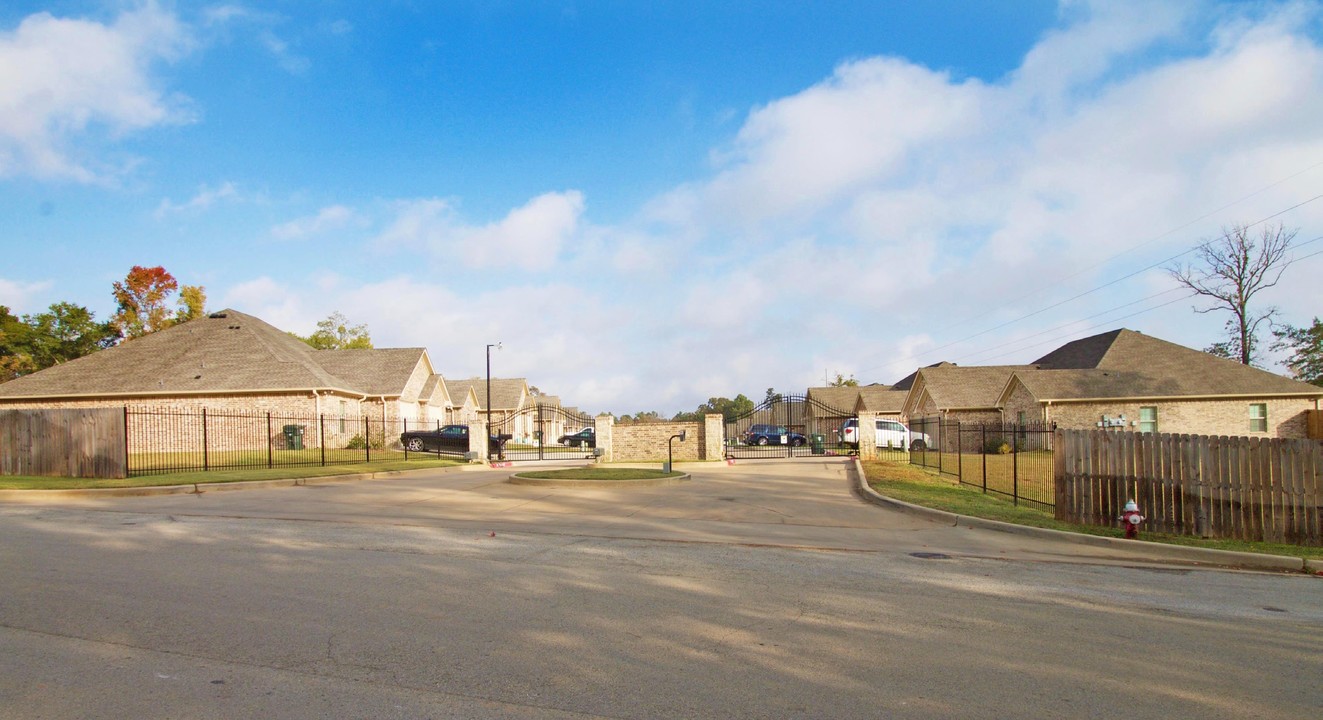 Shadow Oak in Tyler, TX - Building Photo