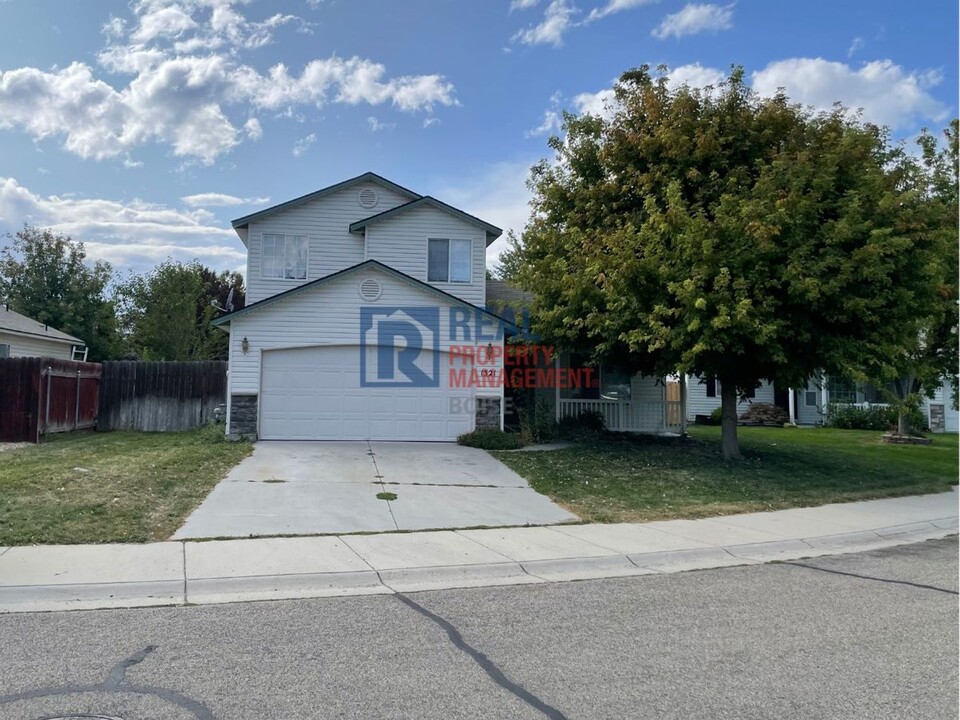 1321 N Forty Niner Ave in Kuna, ID - Building Photo