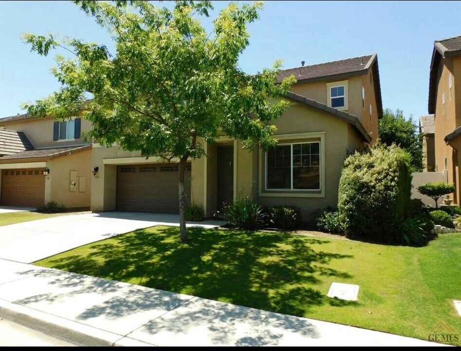 8207 Prentice Hall Dr in Bakersfield, CA - Foto de edificio