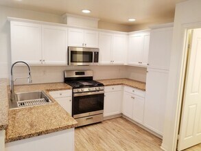 992 Los Angeles Ave in Ventura, CA - Building Photo - Building Photo