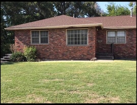 925 Greeley Ave in Salina, KS - Building Photo