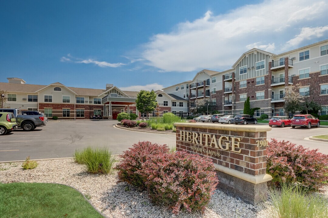 Heritage West Allis Senior in West Allis, WI - Foto de edificio