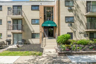 Meadowood Condominiums in Warminster, PA - Building Photo - Building Photo