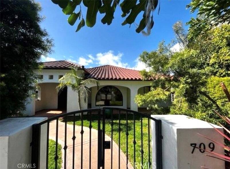 709 Havana Ave in Long Beach, CA - Building Photo