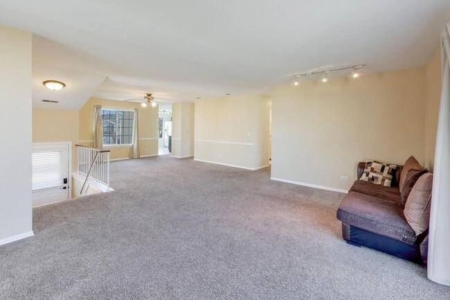 2122 Southwind Cir in Schaumburg, IL - Building Photo - Building Photo