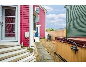 18 Watson St-Unit -#2 in Marblehead, MA - Foto de edificio - Building Photo