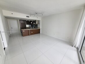 485 Brickell Ave, Unit 4103 in Miami, FL - Foto de edificio - Building Photo