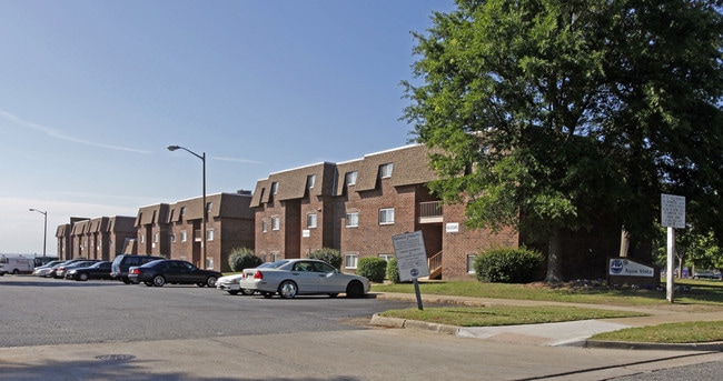 Aqua Vista Apartments in Newport News, VA - Building Photo - Building Photo