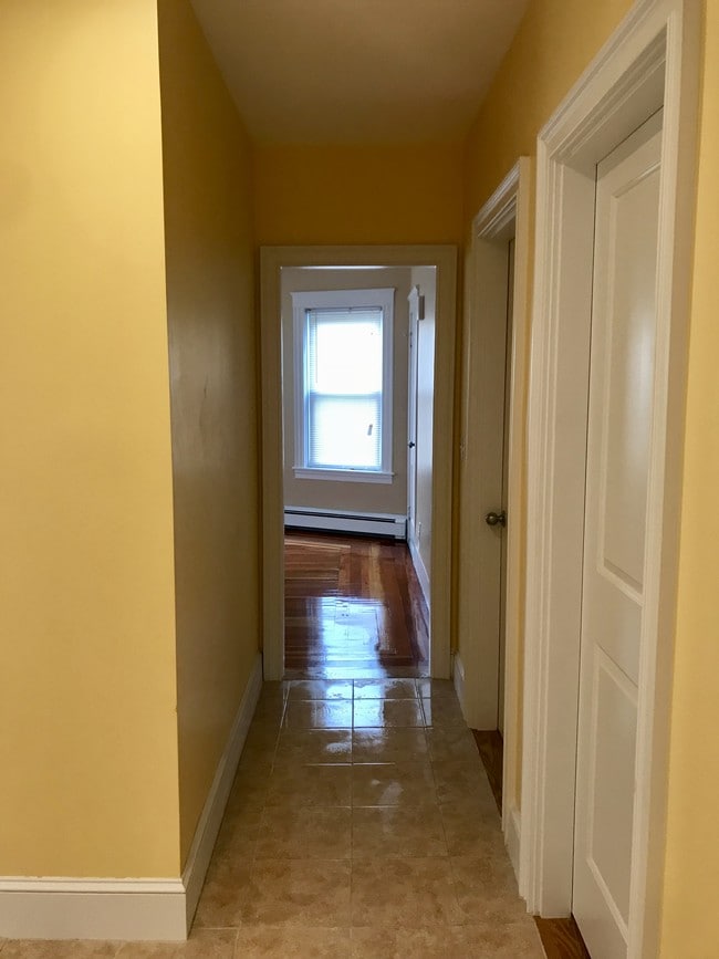 23 New Haven St, Unit 2 in Central Falls, RI - Building Photo - Building Photo