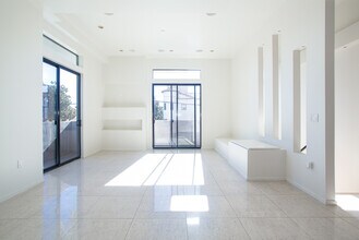 8639 Whitworth Dr in Los Angeles, CA - Foto de edificio - Building Photo