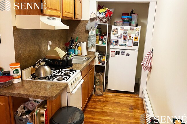 16 Evergreen Sq, Unit 3
