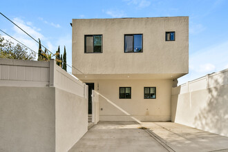 10819 Darby Ave in Los Angeles, CA - Foto de edificio - Building Photo