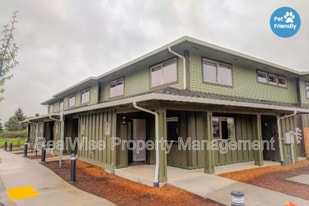 8300 SE Flavel St in Portland, OR - Building Photo