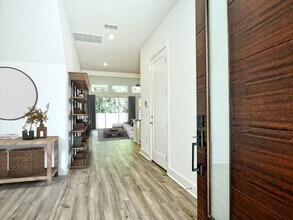 402 Zennia St in Austin, TX - Building Photo - Building Photo