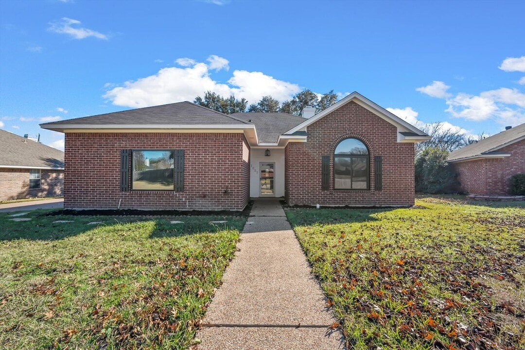 1057 Dane Dr in Hewitt, TX - Building Photo