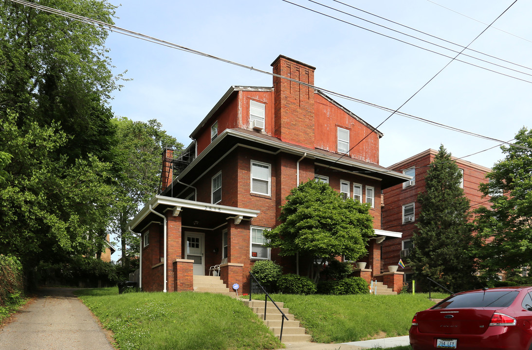 2515-2517 Hackberry St in Cincinnati, OH - Foto de edificio