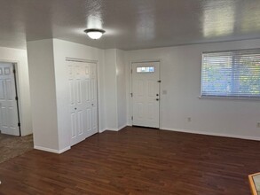 261 W 2nd St-Unit -460 in Medford, OR - Building Photo - Building Photo