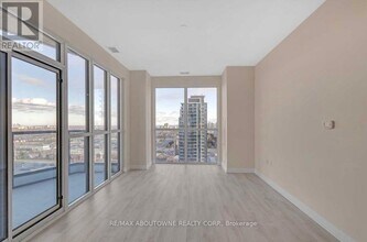 35 Watergarden Dr in Mississauga, ON - Building Photo - Building Photo