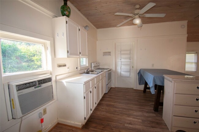 306 W Bryan St in Brenham, TX - Building Photo - Building Photo