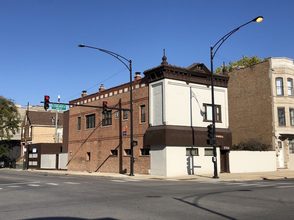 2758 W Chicago Ave in Chicago, IL - Building Photo