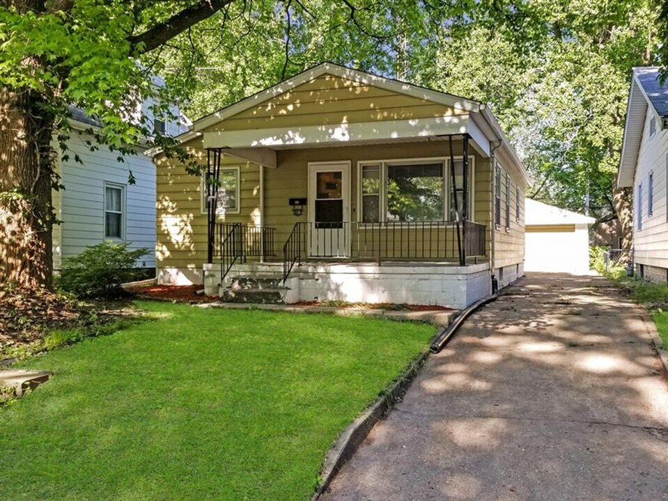 2238 S 10th St in Springfield, IL - Building Photo