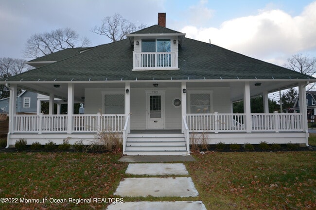 property at 703 S Edgemere Dr