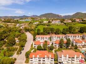 28288 Rey De Copas Ln in Malibu, CA - Building Photo