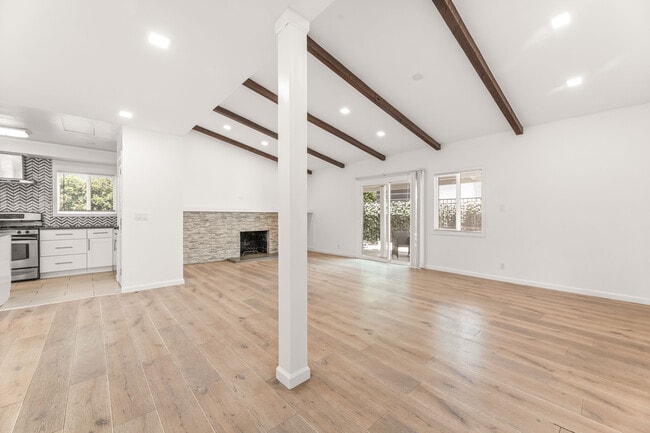 5700 Vanalden Ave in Tarzana, CA - Foto de edificio - Building Photo