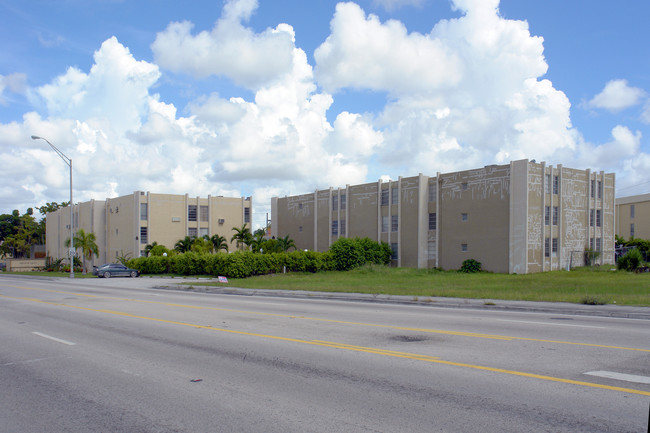 Golden Eagle Apartments in Hialeah, FL - Building Photo - Building Photo