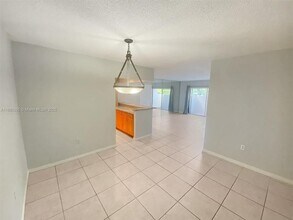 6886 N Kendall Dr in Pinecrest, FL - Building Photo - Building Photo