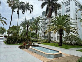 492 NW 165th St in Miami, FL - Building Photo