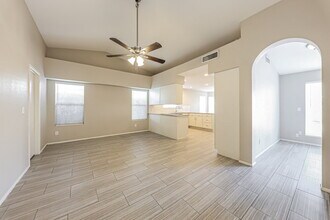 8014 W Aster Dr, Unit G7 in Peoria, AZ - Building Photo - Building Photo