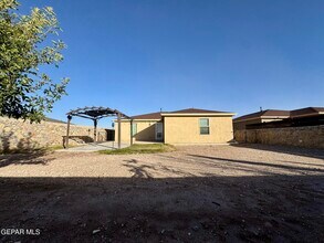 1013 Villa Seca Dr in Horizon City, TX - Building Photo - Building Photo