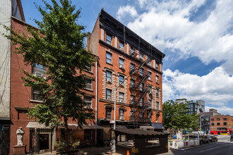 156 Sullivan St in New York, NY - Building Photo - Building Photo