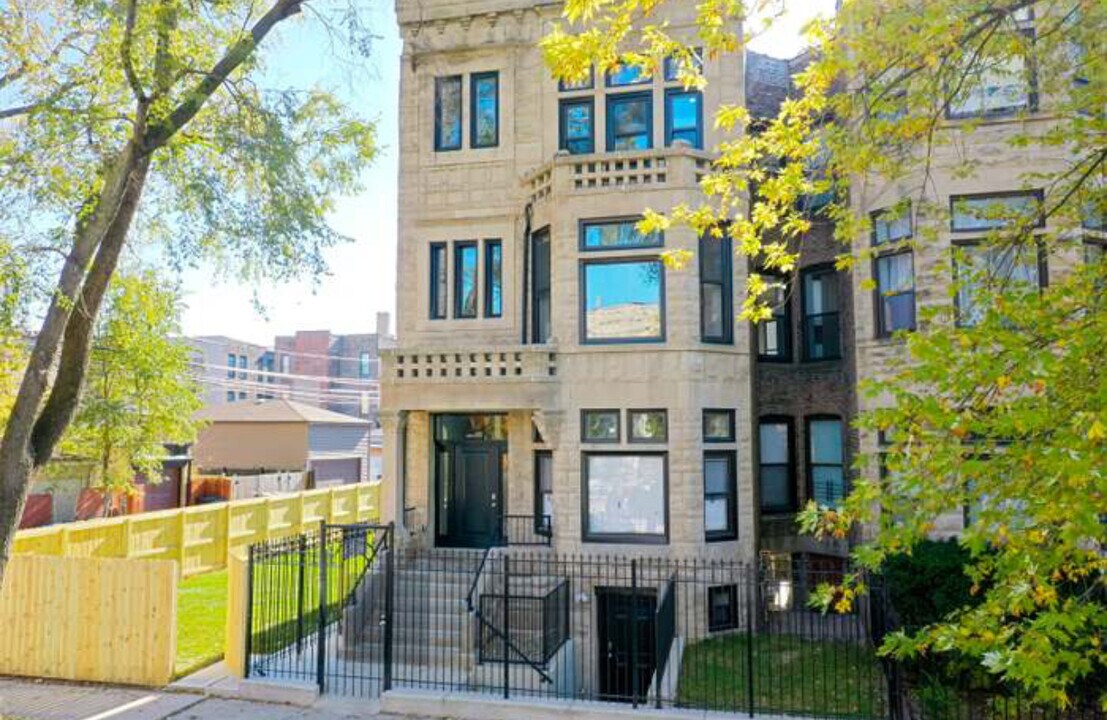 443-2 E 45th Pl, Unit Bronzeville Apartment in Chicago, IL - Building Photo