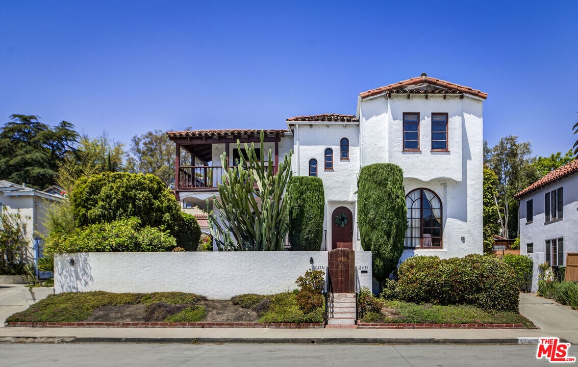 2433 W Silver Lake Dr in Los Angeles, CA - Building Photo