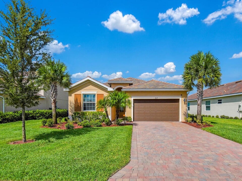 3637 Passion Vine Dr in Alva, FL - Building Photo